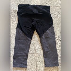 ALO Yoga Capri Leggings Black/Grey Size XS